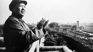 Mao Tse-Tung (CHNStaatschef Volksrepublik China) applaudiert den Roten Garden während einer Militärparade in Peking