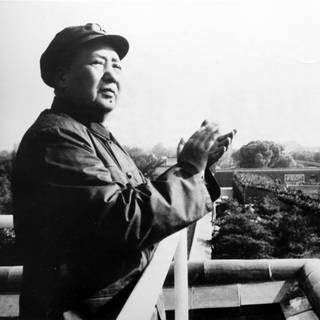 Mao Tse-Tung (CHNStaatschef Volksrepublik China) applaudiert den Roten Garden während einer Militärparade in Peking