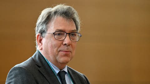 Manfred Grieger, Historiker, spricht während einer Gedenkstunde im Thüringer Landtag.