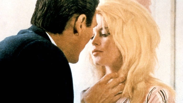 Brigitte Bardot und Jack Palance in einer Szene aus "Die Verachtung" (1963) 