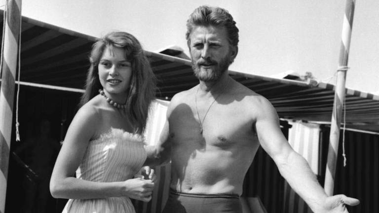 Brigitte Bardot und Kirk Douglas während Dreharbeiten