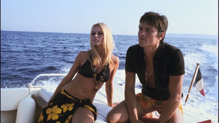 Brigitte Bardot und Alain Delon auf einem Motorboot