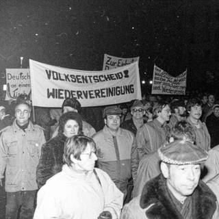 Demonstration am Hansering (Fahnenmonument)