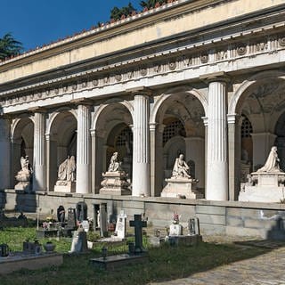 Bergäbnishallen mit Skulpturen an den Gräbern, Monumentalfriedhof, Cimitero monumentale di Staglieno), Genua, Italien, Europa