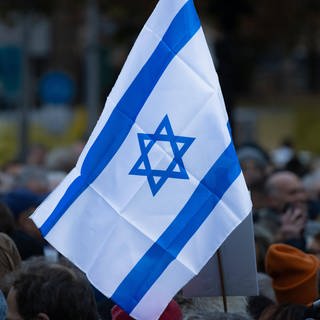 Eine Israel-Fahne weht im Wind. Unter dem Motto Nie wieder ist jetzt demonstrierten am 17.11.2023 rund 1.500 Menschen auf dem Opernplatz in Frankfurt am Main gegen Judenhass