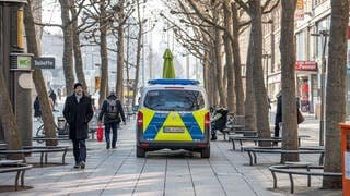 In Stuttgart befinden sich Polizisten auf Patrouille.