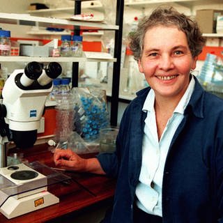 Als erste Deutsche erhielt die Tübinger Entwicklungsbiologin Christiane Nüsslein-Volhard im Jahre 1995 den Nobelpreis