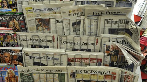 Zeitungen und Zeitschriften an einem Kiosk in Dresden am 18.7.2009. 20 Jahre nach dem Fall der Mauer prägen Nachwirkungen der Strukturen von einst - eine Monopolzeitung je Verbreitungsgebiet - immer noch die Zeitungslandschaft in den neuen Bundesländern