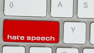 Computer-Tastatur: Die Umschalttaste ist in Rot abgesetzt mit dem Schriftszug "Hate Speech"