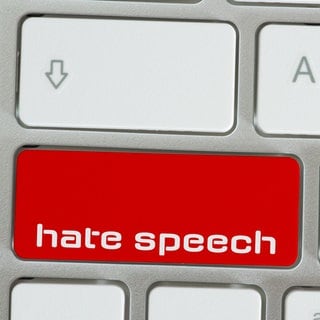 Computer-Tastatur: Die Umschalttaste ist in Rot abgesetzt mit dem Schriftszug "Hate Speech"