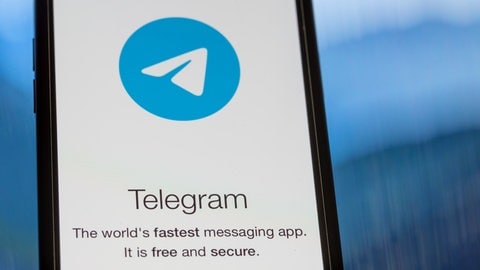 Smartphone zeigt den Startbildschirm der Messenger-App Telegram