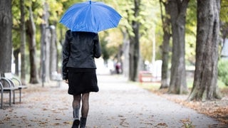 Eine Frau mit einem Regenschirm