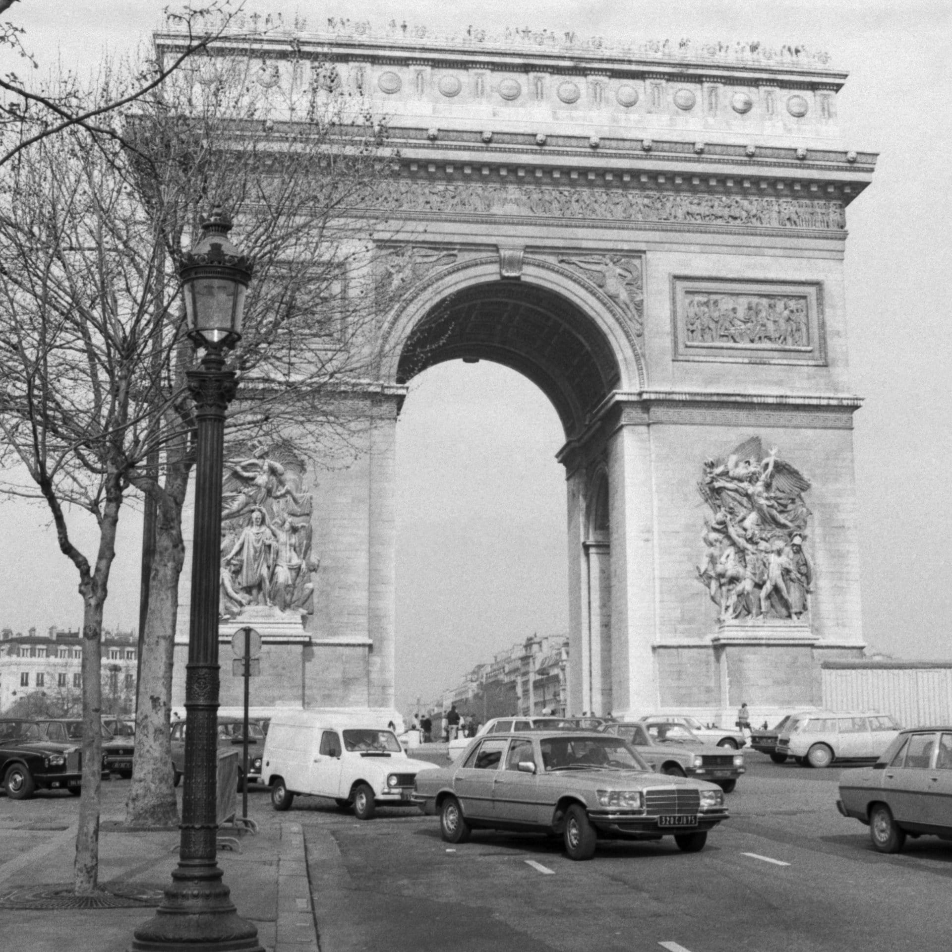 18.10.1981: Alain Marchand durchfliegt den Arc de Triomphe