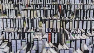 Aktenordner stehen vor dem Bundeskanzleramt im Rahmen einer Protestaktion