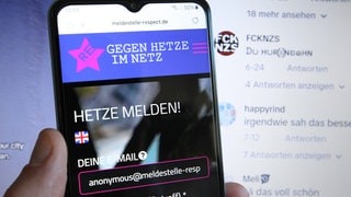 Auf einem Smartphone wurde die Website der Meldestelle REspect! aufgerufen.