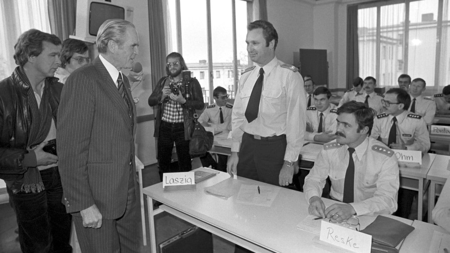 Bundespräsident Karl Carstens (l) spricht am 14.11.1979 in der Bundeswehrschule für Innere Führung in Koblenz mit den Soldaten.