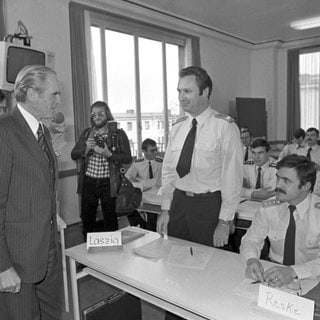 Bundespräsident Karl Carstens (l) spricht am 14.11.1979 in der Bundeswehrschule für Innere Führung in Koblenz mit den Soldaten.