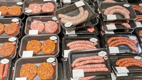 Abgepacktes Fleisch in einem Supermarkt 