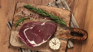 Rohes Stück Fleisch auf einem Brett