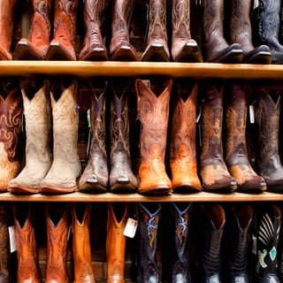 Texas Shoe Store, Cowboy-Stiefel auf Regalen in einem Country-Western-Laden. Symbolfoto