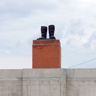 Memento Park, Skulpturen aus der sozialistischen Ära – Stalins Stiefel auf einem Sockel, Budapest, Ungarn.