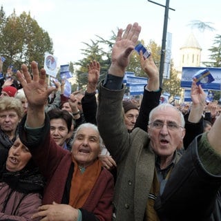 Demonstranten nehmen an einer Demonstration vor dem georgischen Parlament in Tiflis, der Hauptstadt Georgiens, teil.