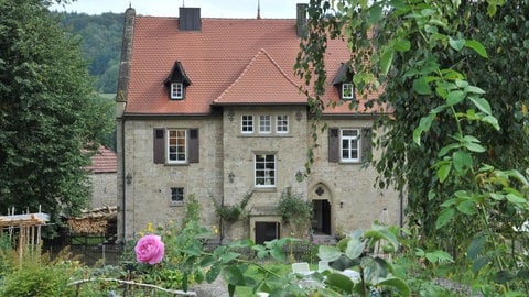 Das Pfarrhaus, welches im Kellergewölbe die Krypta birgt