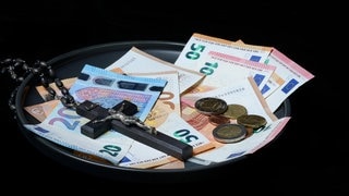 Kruzifix und Geldscheine in Teller, Kirche und Geld, Kirchensteuer