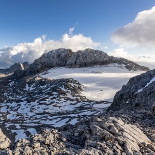 Gletscherschmelze. Blick vom Kleinen Gjaidstein in Richtung Osten, rechts im Bild der Schladminger Gletscher, ganz links der Grimming 