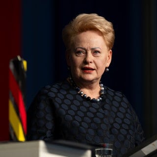 Die ehemalige litauische Staatspräsidentin Dalia Grybauskaite spricht, nachdem ihr der Point-Alpha-Preis überreicht wurde.