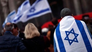 Bei einer Pro-Israel-Veranstaltung in Köln unter Beteiligung der Deutsch-Israelischen-Gesellschaft (DIG) wurden anlässlich des Jahrestags des Hamas-Massakers Israel-Flaggen geschwenkt und der Opfer des Terror-Angriffs vom 7. Oktober 2023 gedacht. 