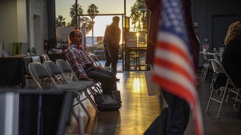 Alles ist bereit für die amerikanischen Wahlen 2024. Mehrere Wahllokale, wie auf diesem Foto aus San Diego County, haben bereits am Sonntag, den 3. November, geöffnet und werden am 5. November um 20 Uhr amerikanischer Zeit schließen.