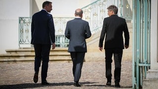 Bundeskanzler Olaf Scholz (M, SPD), Robert Habeck (r, Bündnis 90Die Grünen), Bundesminister für Wirtschaft und Klimaschutz, und Christian Lindner (FDP), Bundesminister der Finanzen, verlassen zum Ende der Klausur des Bundeskabinetts vor dem Schloss Meseberg die Pressekonferenz.