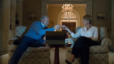 In der Serie „House of Cards“ spielt Kevin Spacey den Politiker Frank Underwood und Robin Wright seine Frau Claire. Das Ehepaar erlangt durch Intrigen, Manipulation und Verrat die absolute Macht. 