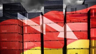 Gestapelte Container in deutschen Nationalfarben mit abwärts gerichtetem Pfeil, Symbolfoto Wirtschaftkrise, Fotomontage