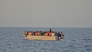 Ein Holzboot mit etwa 110 Menschen versucht von Nordafrika nach Lampedusa zu gelangen.