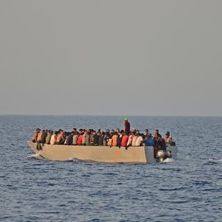 Ein Holzboot mit etwa 110 Menschen versucht von Nordafrika nach Lampedusa zu gelangen.