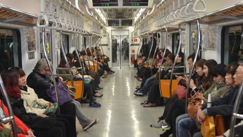 Menschen in U-Bahn in Seoul, Südkorea 