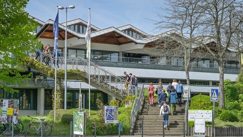 Treppenaufgang zur Zentralmensa der Universität Mainz