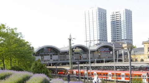 Blick auf die Bonifaziustürme von der Westseite des Hauptbahnhofs aus fotografiert