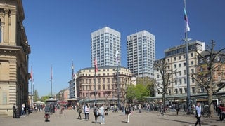 Hauptbahnhofsvorplatz Mainz mit Bonifaziustürmen im Hintergrund