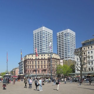 Hauptbahnhofsvorplatz Mainz mit Bonifaziustürmen im Hintergrund