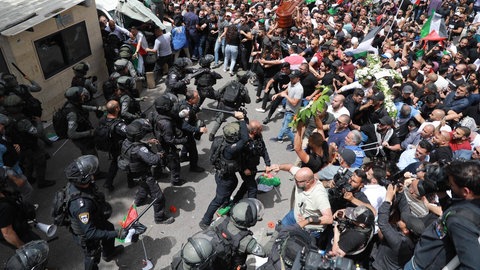 Zusammenstöße zwischen israelischer Polizei und Trauernden bei der Beerdigung der getöteten palästinesischen Journalistin Shireen Abu Akleh 