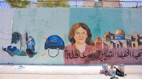 Streetart erinnert in Gaza Stadt an die getötete palästinesische Journalistin Shireen Abu Akleh 