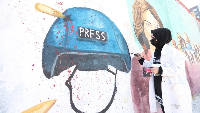 Streetart-Künstlerin erinnert in Gaza Stadt an die getötete palästinesische Journalistin Shireen Abu Akleh 