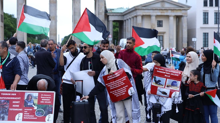 Nach dem Tod der palästinesischen Journalistin Shireen Abu Akleh protestieren auch in Deutschland Palästinenser für Aufklärung 