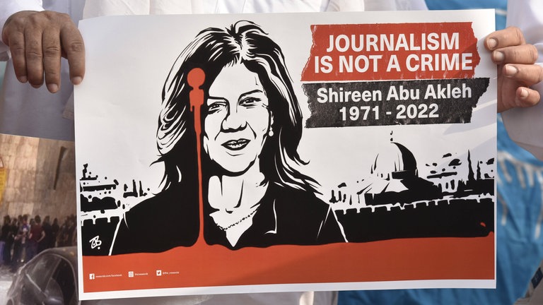 Plakat: Nach dem Tod der palästinesischen Journalistin Shireen Abu Akleh 