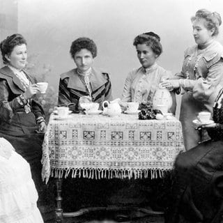 Sechs Frauen beim Kaffeekränzchen, 1900er Jahre, Deutschland, Europa.Archivfoto