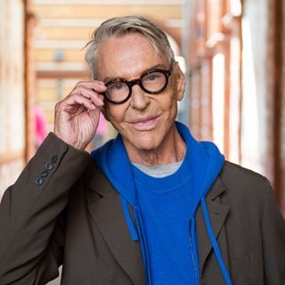 Wolfgang Joop, Deutscher Modedesigner, steht vor der Vorstellung seiner neuen Modekollektion «Wunderkind x hessnatur» in einem Hinterhof.