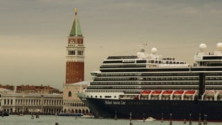 Ozeanriesen in Venedig vor Markusplatz